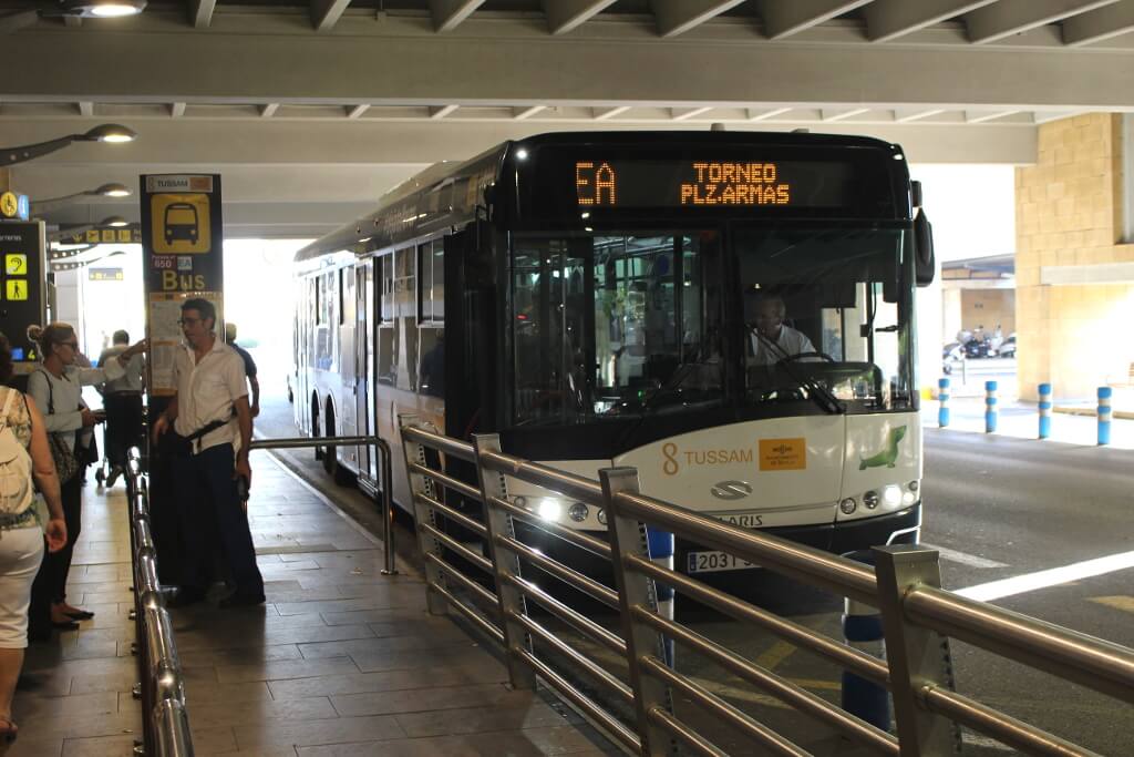 Shuttle Bus am Flughafen Sevilla